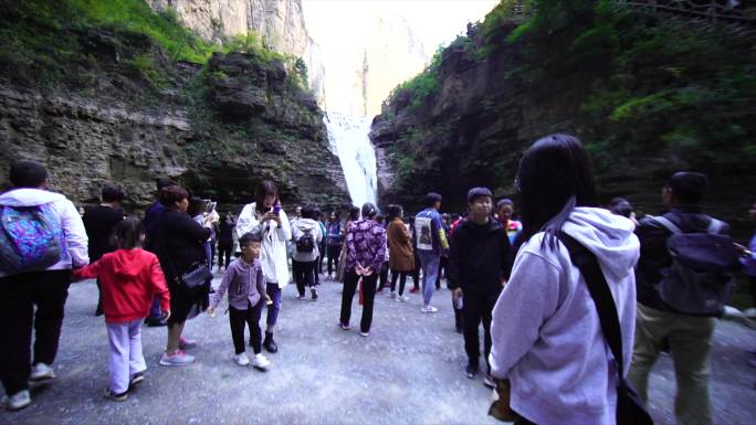 山地峡谷景区人流量九寨沟