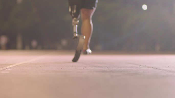 残疾人运动员夜间跳远训练