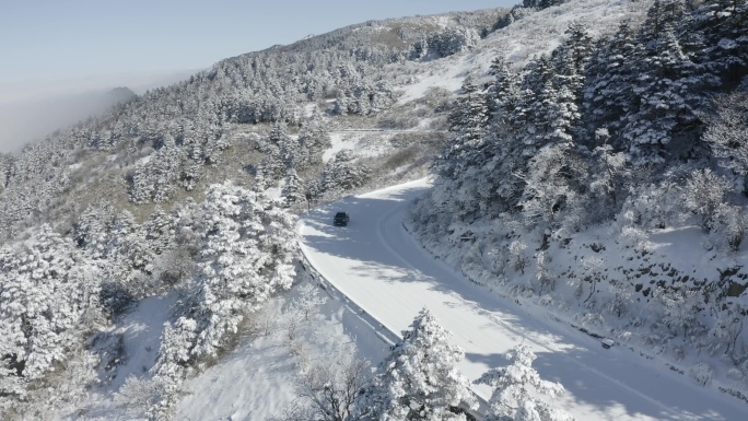 航拍车辆在神农架雪景中行驶-02