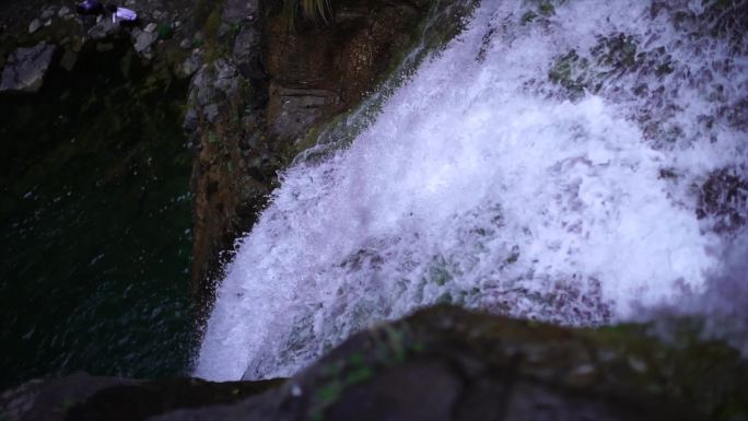 俯拍瀑布水流升格拍摄