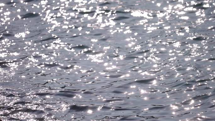 海边平静的波光粼粼的有意境的水面