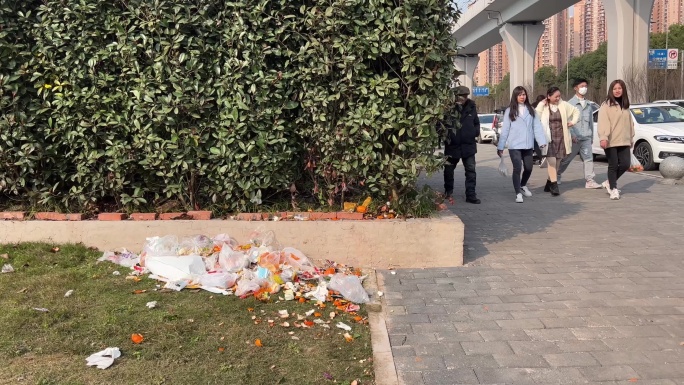 行人乱扔垃圾