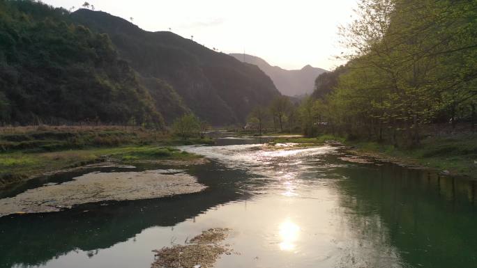 春天波光粼粼的小河