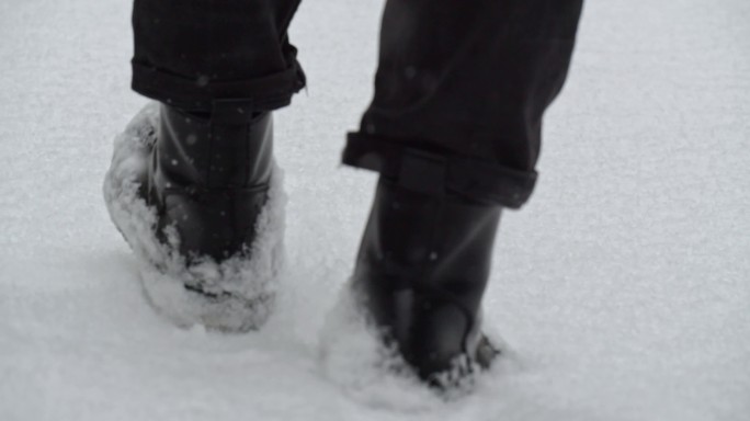 4k 雪地脚印特写脚步行走走路脚步