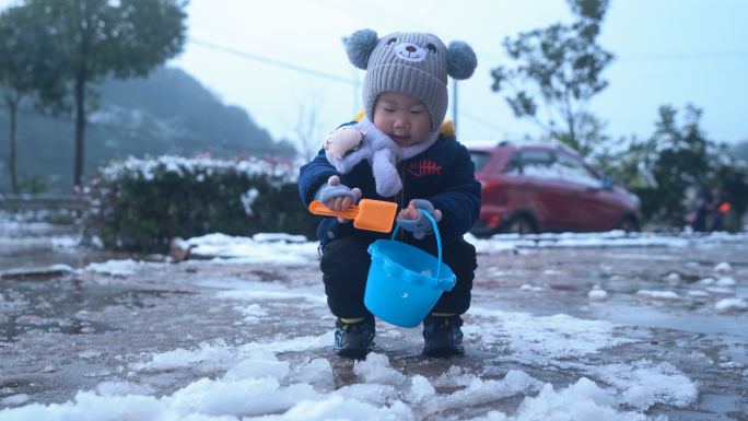 小孩子玩雪堆雪人