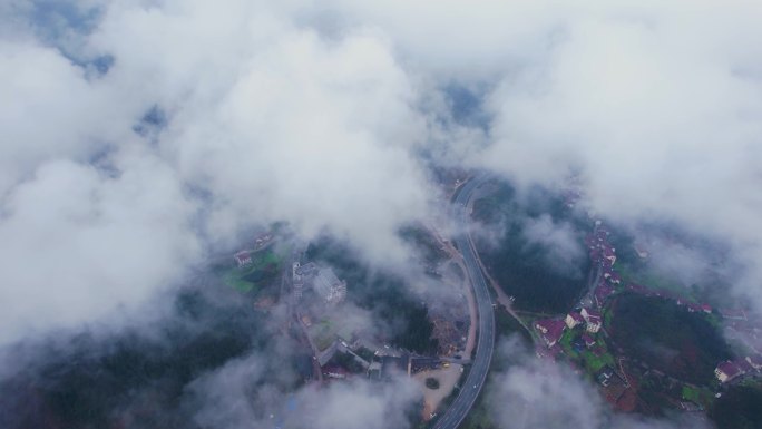 云雾中的公路