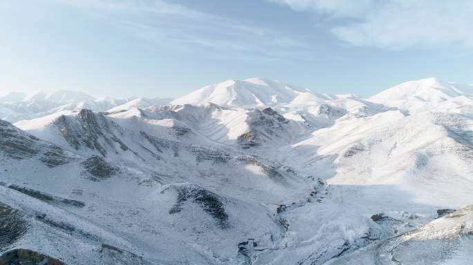 航拍新疆天山山脉雪景