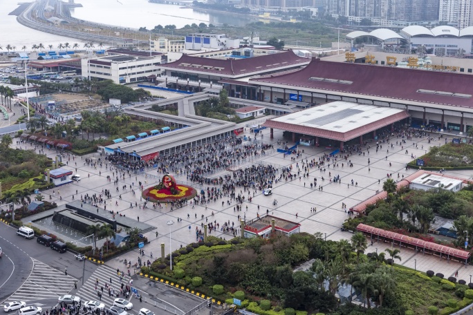 前往拱北口岸过关的客流