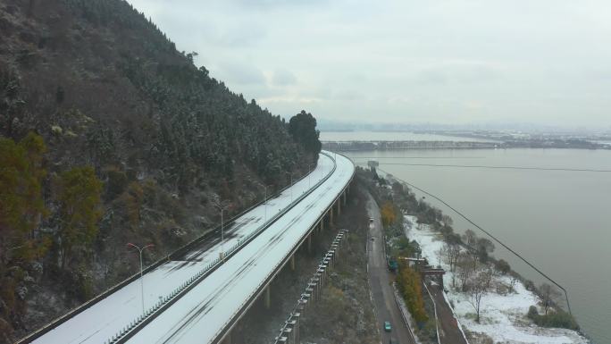 航拍高速公路积雪