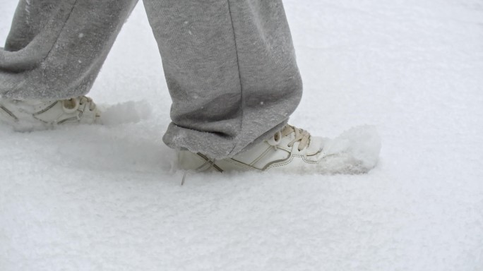 4k 实拍大雪脚步徒步雪地里行走