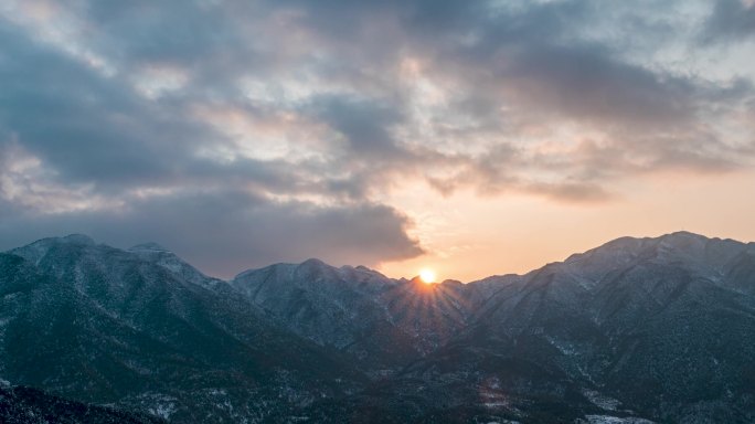 冬季雪山日落