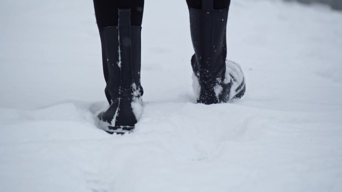 4k 走在雪地里向前走克服困难特写脚步