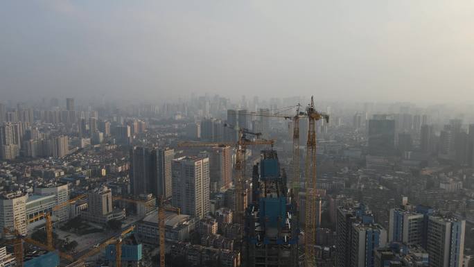 城市阴天雾天雾霾天气建筑工地塔吊城市鸟瞰