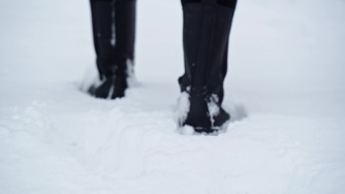 4k 实拍雪地里前行走路