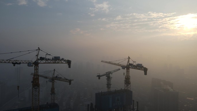 城市阴天雾霾天气建筑工地塔吊城市鸟瞰航拍