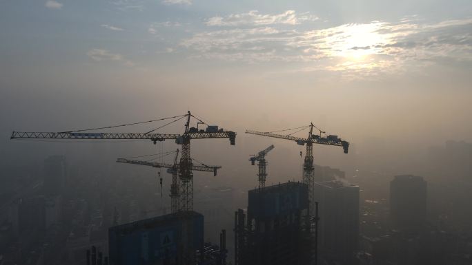 城市阴天雾天雾霾建筑工地塔吊城市鸟瞰航拍