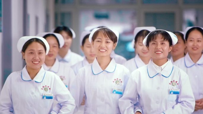 女性女护士医院走廊行走医护团队形象宣传片