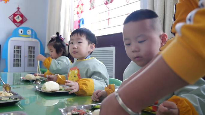 残疾儿童吃饭-可爱的孩子-爱耳日智力障碍