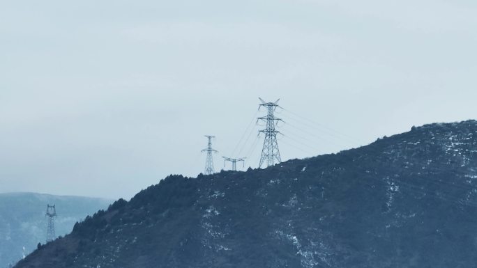 震撼的山顶高压电塔电力输送