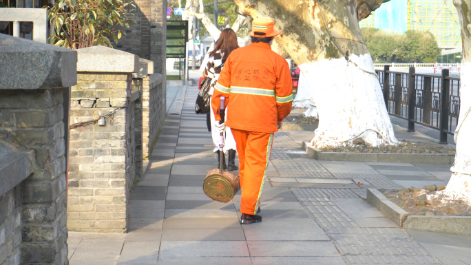 环卫工清理街道