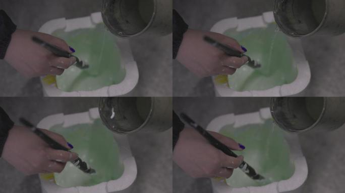 加水混合颜料的过程