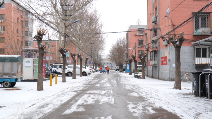 雪中的老旧小区和公交车行人