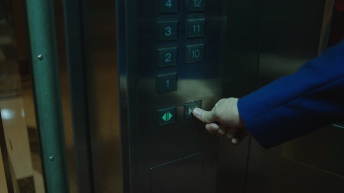 按电梯按钮手部特写电梯内环境开关门