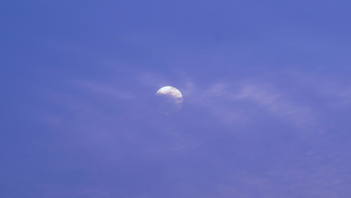 4K月亮躲进云层