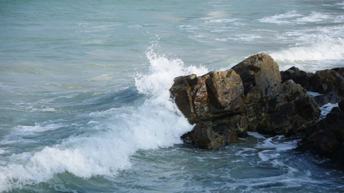 海浪拍打礁石升格