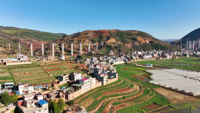 山区村庄与在建高速公路