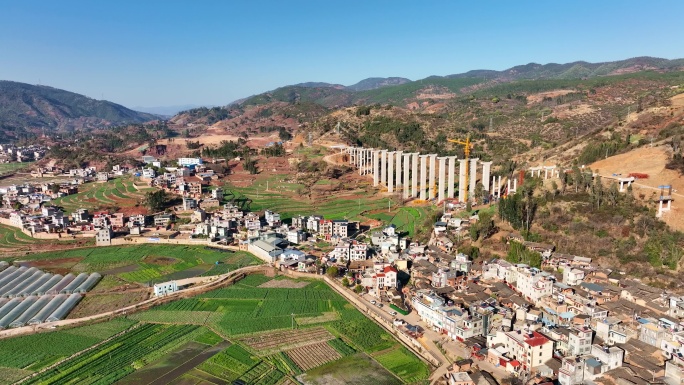 山区村庄与在建高速公路