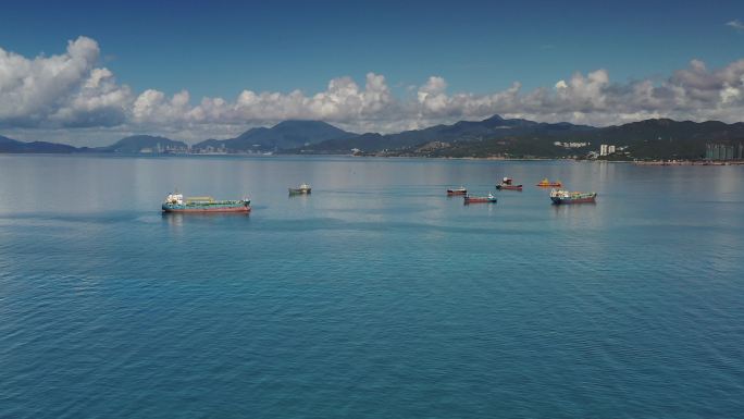 碧海青天/停泊在海上的船只