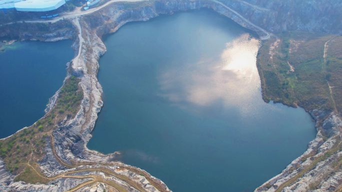 广州黄埔石牙顶天坑采石场湖泊天池