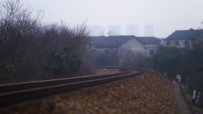 火车近距离驶过