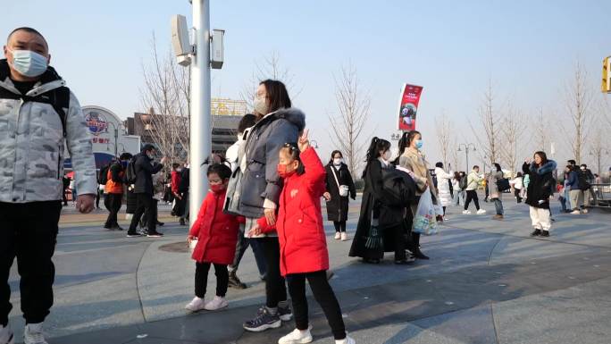 北京环球影城标志门口人群