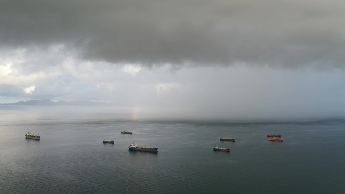 海上暴雨来临之前的空镜头