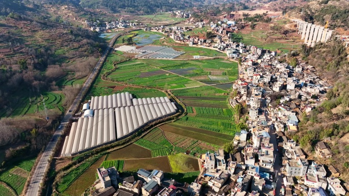 山区村庄与在建高速公路