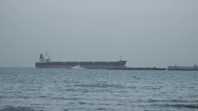 长江江口的大型货轮