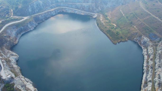 广州黄埔石牙顶天坑采石场湖泊天池