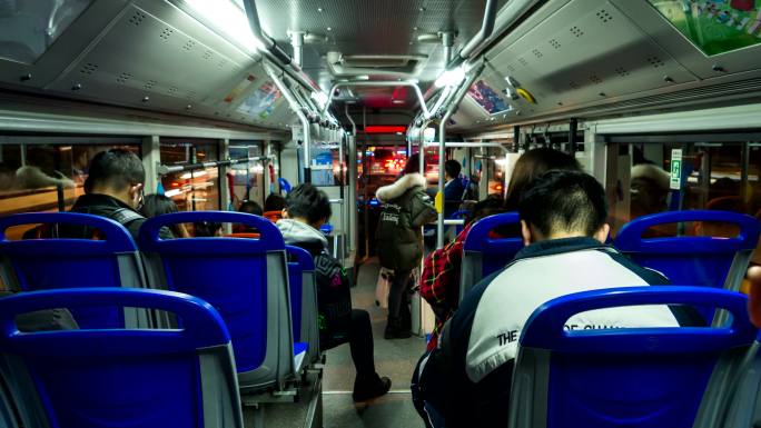 晚高峰城市生活公交乘客人群乘车延时摄影