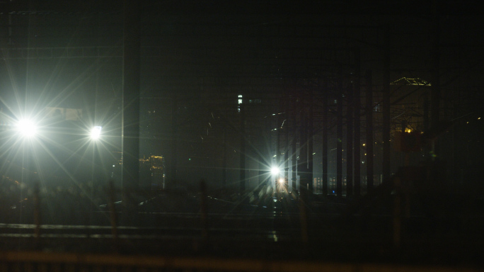 深夜北京高铁-黑暗中行驶的夜景火车