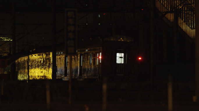 北京黑夜，绿皮火车-远去的火车，夜景火车
