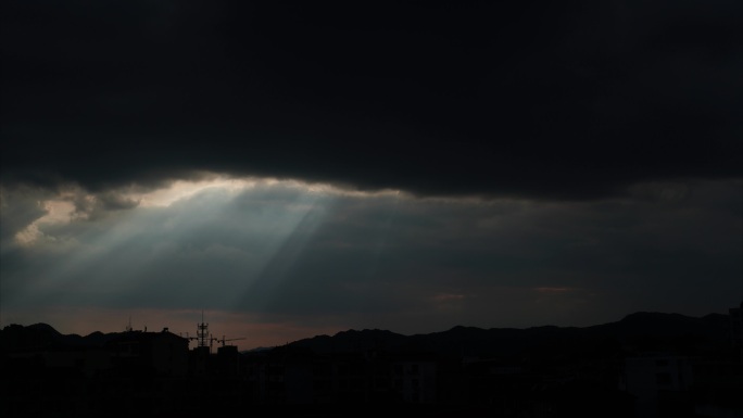 延时拍摄雨后晴天见圣光