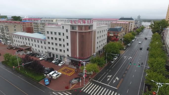 县城 街道 婚车 车队 航拍 酒店