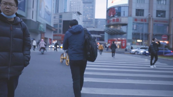 城市青年背着包吃早饭忙碌上班