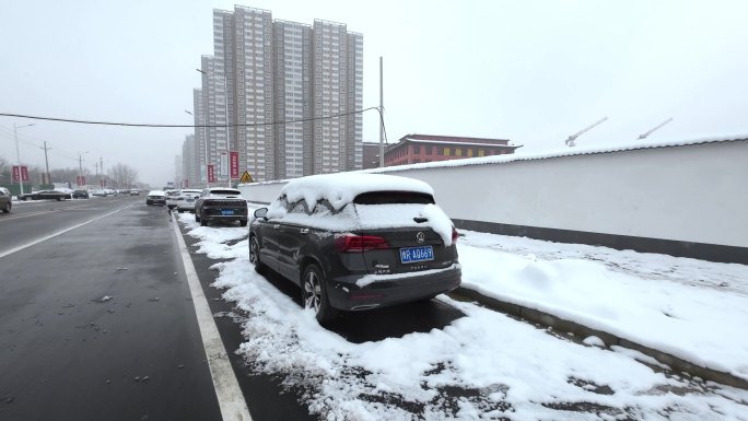 雪天停在路边的汽车