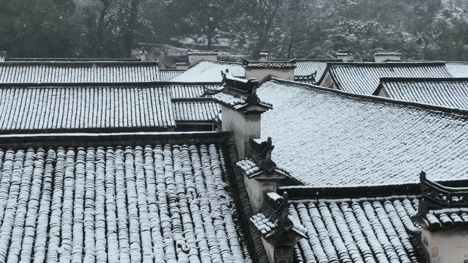 江南古建筑冬天白雪下雪马头墙航拍千柱屋