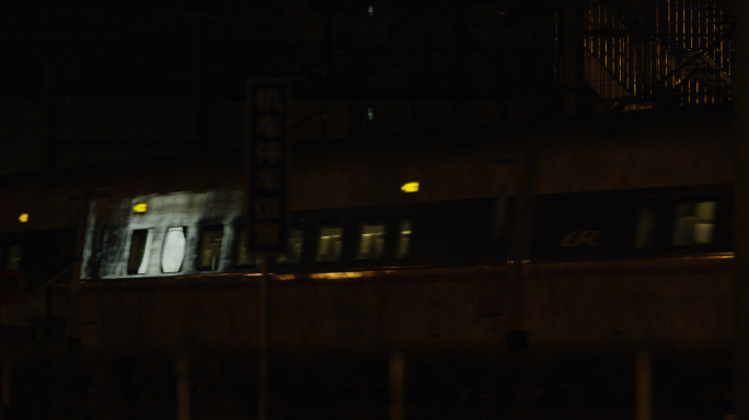北京深夜-火车迎面驶来高铁灯光