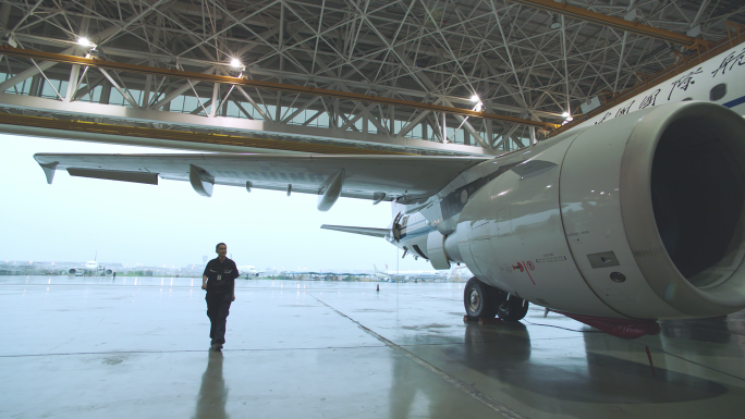 【4K】飞机机库加班巡视2