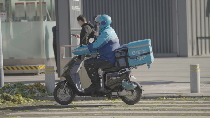 饿了么骑车送外卖